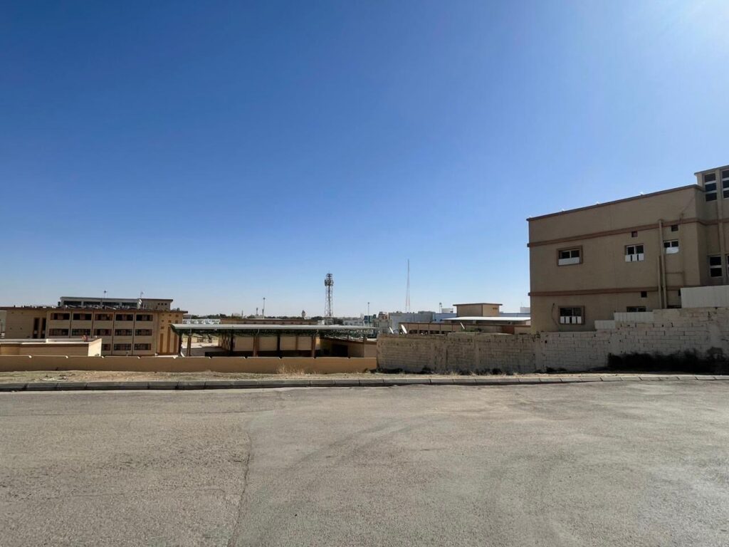 قطعة أرض 387.99م2 في شرق الخبيب بريدة واجهة غربية