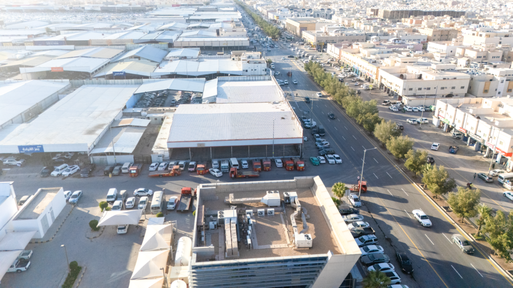 أرض مقام عليها معرض سيارات