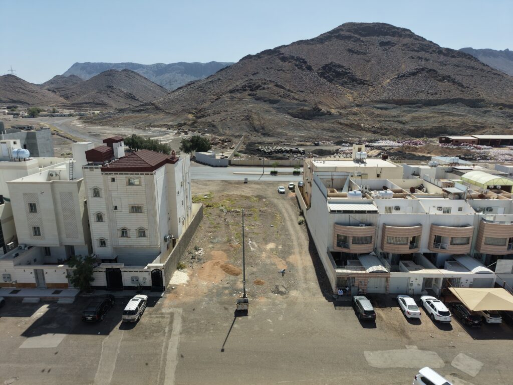 أرض سكنية مميزة أمام مسجد بمساحة 682.5 م² في المدينة المنورة