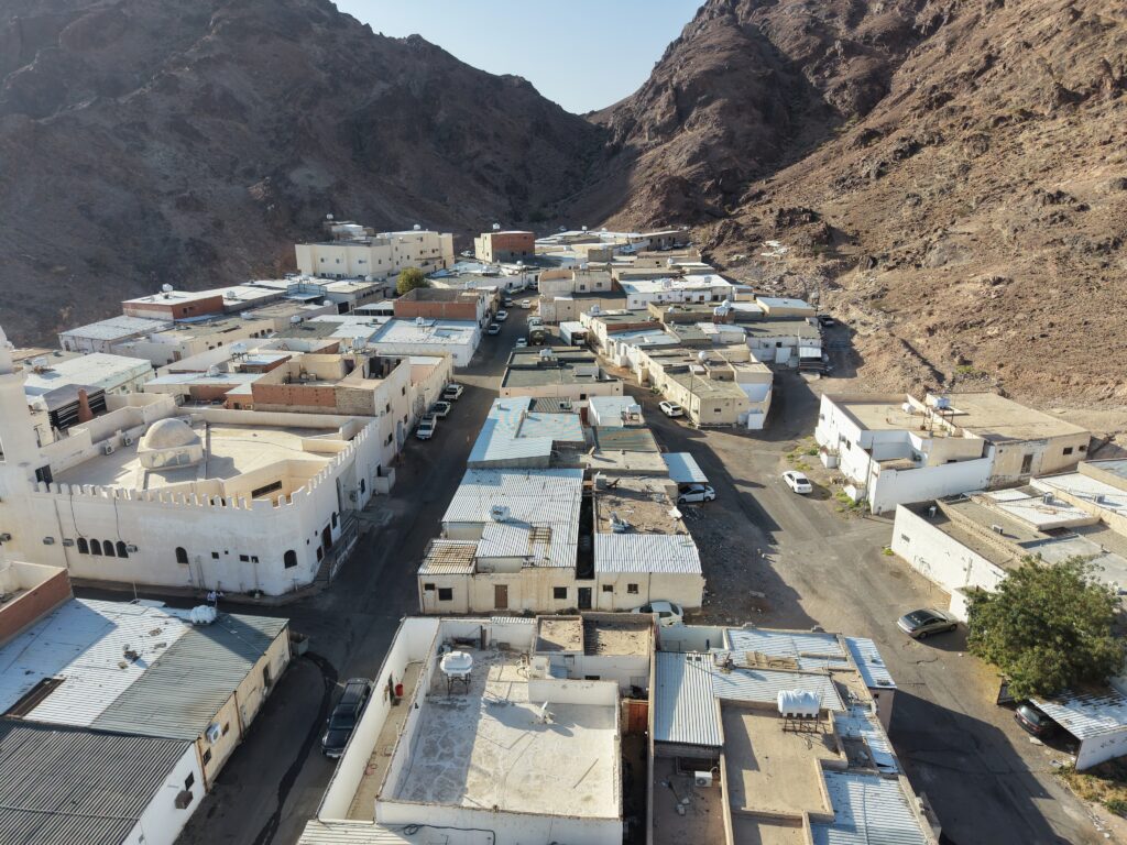 بيت شعبي مميز للبيع في حي وعيرة على عدة واجهات بمساحة 403.06 م² في المدينة المنورة