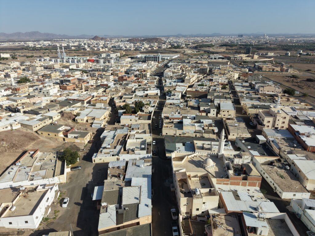 بيت شعبي مميز للبيع في حي وعيرة على عدة واجهات بمساحة 403.06 م² في المدينة المنورة