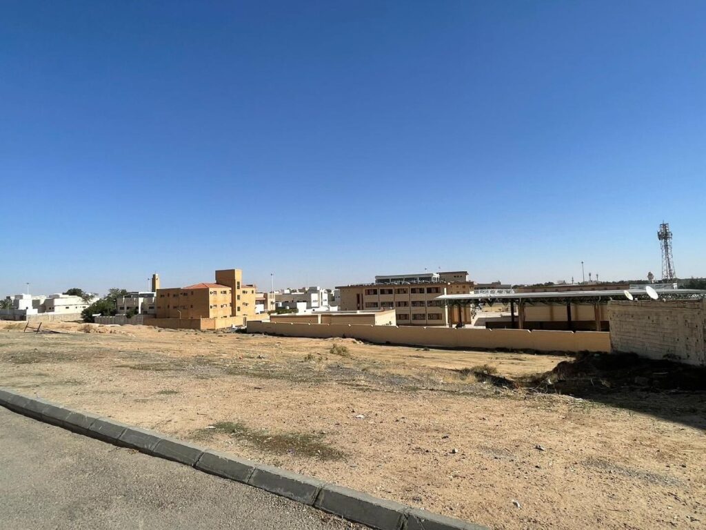 قطعة أرض 387.99م2 في شرق الخبيب بريدة واجهة غربية