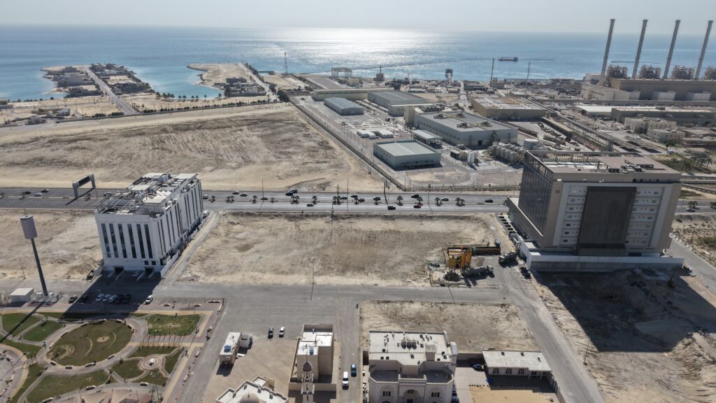 1- أرض سكنية تجاريـة على طريق الملك فهد بحي التحلية