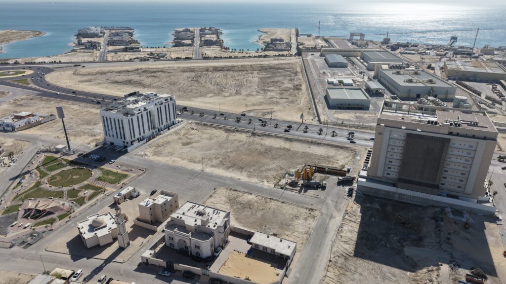 1- أرض سكنية تجاريـة على طريق الملك فهد بحي التحلية