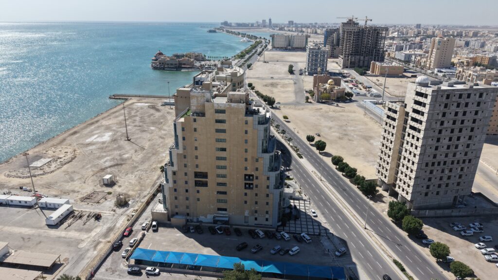 3- بـرج مكتـبي مؤجر علي طريق الكورنيش