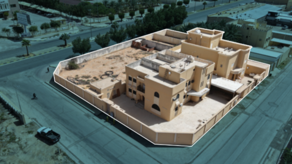 3- فيلا مميزة بموقع سكني تجاري على ثلاث شوارع بعنيزة بمساحة 2206.3 م² في مدينة عنيزة