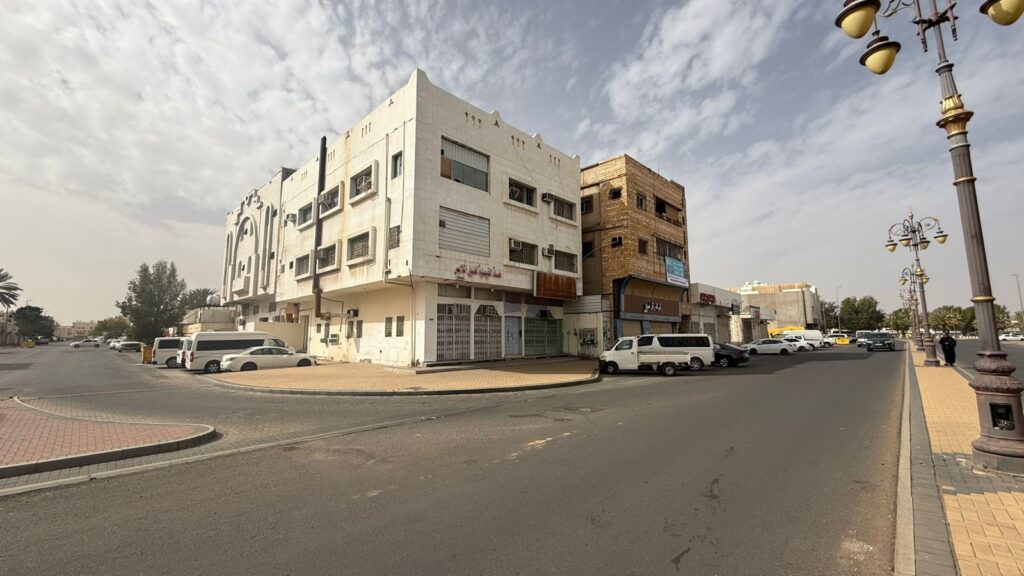 8-عمارتين سكنية تجارية بحي الفيصلية الشمالية بمساحة 808.2 م² في مدينة تبوك