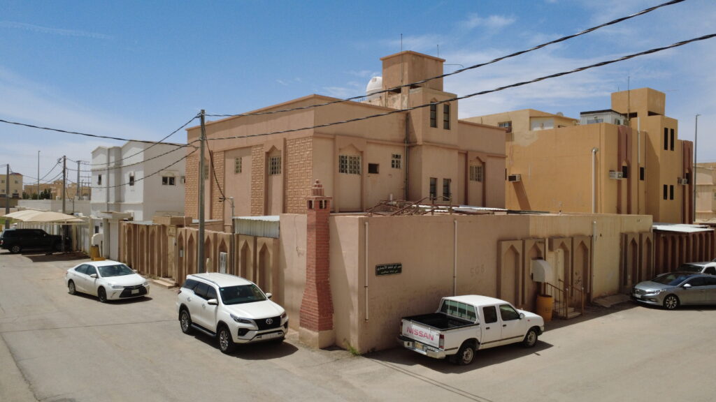 1-فيلا سكنية دورين وملاحق أرضية بمساحة 480 م² في مدينة المجمعة