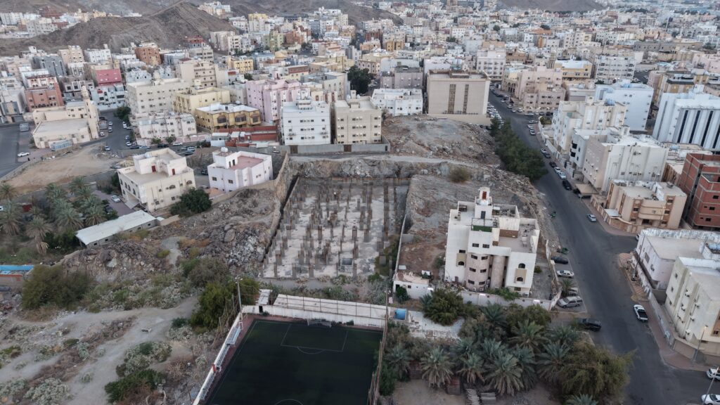 1- أرض سكنية بحي البحيرات