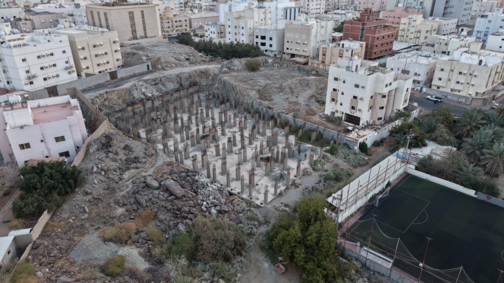 1- أرض سكنية بحي البحيرات