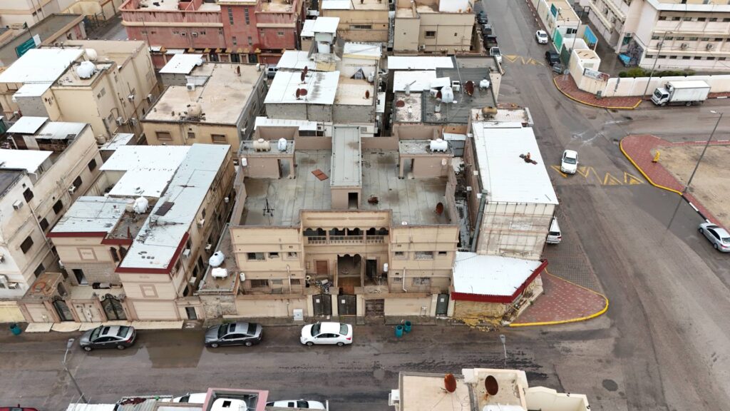 13- عمارتان سكنية تجارية