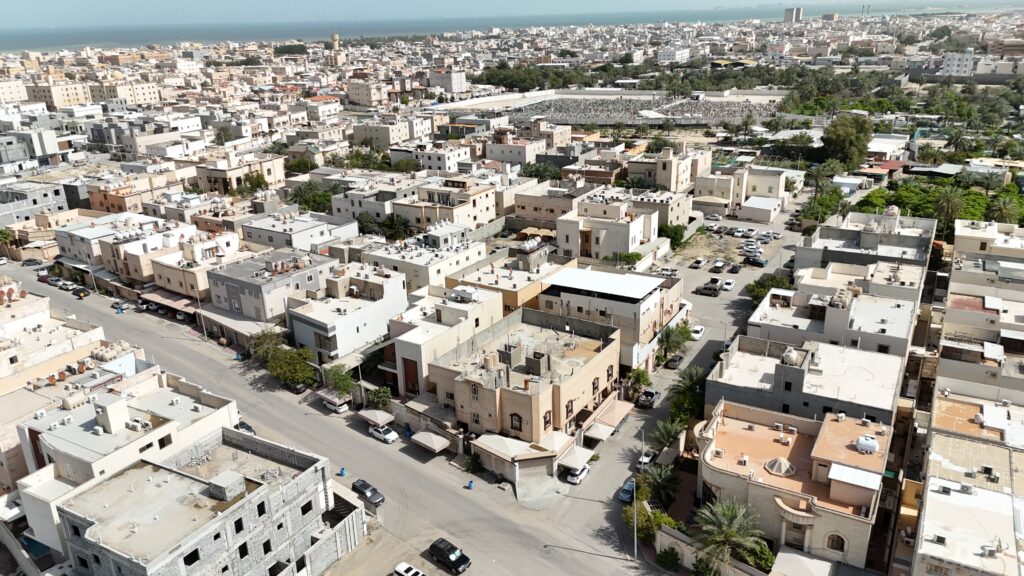 12-عمارة سكنية بتاروت بحي اليمامة بمساحة 703 م² في مدينة القطيف
