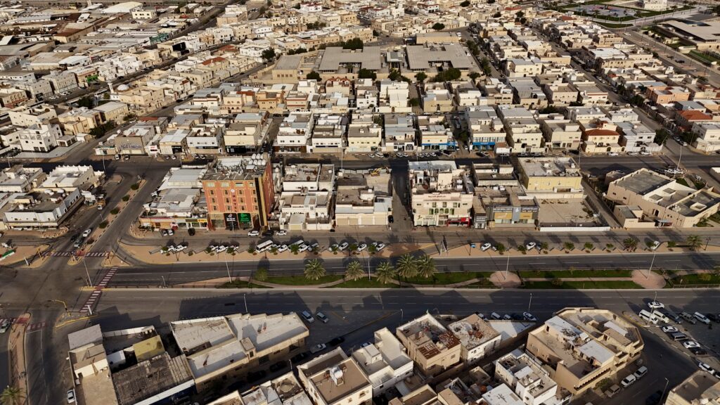 5-عمارة تجارية مميزة بمساحة 648 م² في مدينة بقيق