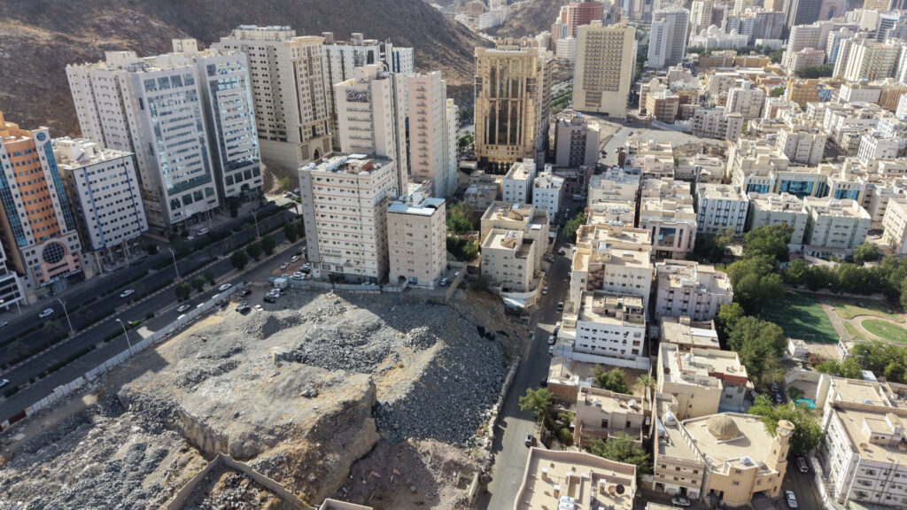 7-أرض سكنية بحي العزيزية