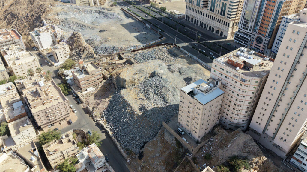 7-أرض سكنية بحي العزيزية