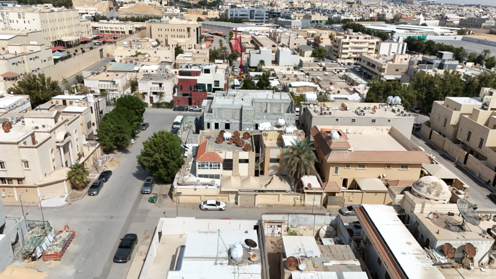 3-أرض مقام عليها فلتين في حي الزهراء بمدينة الرياض