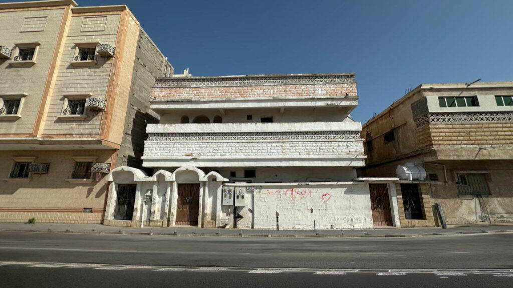 5-عمارة سكنية بحي ( الثقبة – الخبر ) بمساحة 325.58 م