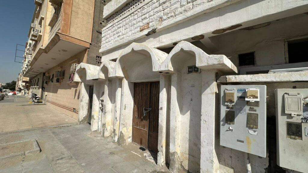 5-عمارة سكنية بحي ( الثقبة – الخبر ) بمساحة 325.58 م