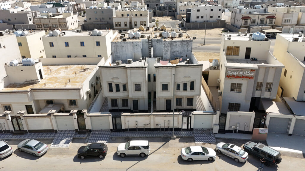 6-فيلا سكنية ( مؤجرة ) بحي ( ضاحية الملك فهد – الدمام ) بمساحة 250م