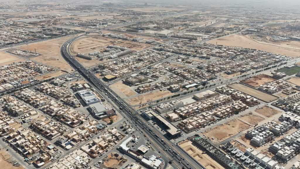 1-أرض ( بلكين ) 22 قطعة سكنية تجارية على طريق الجنادرية / المعيزلية / 19,184 م2 / الرياض