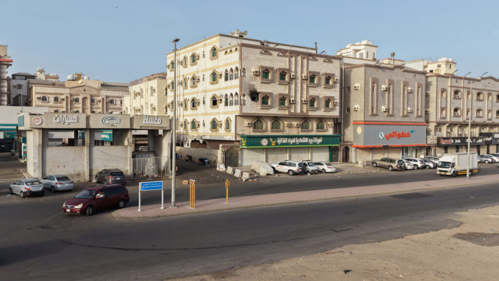 2-عمارة تجارية سكنية مكونة من أريع أدوار بحي مدائن الفهد