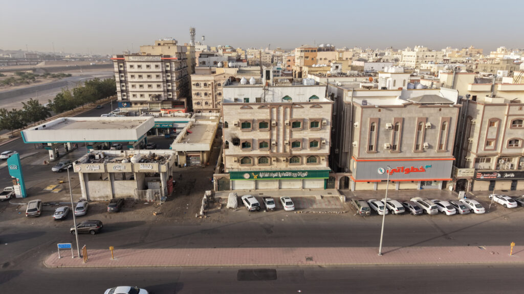2-عمارة تجارية سكنية مكونة من أريع أدوار بحي مدائن الفهد