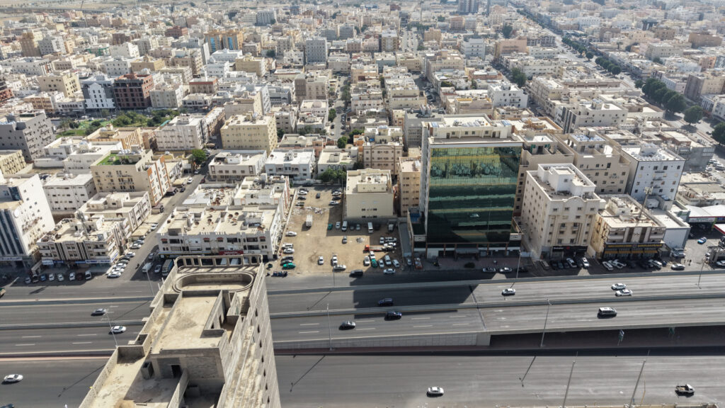 3-أرض سكنية تجارية بحي النزهة