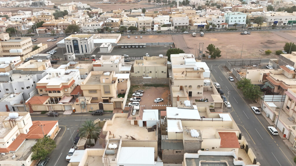 5-العقار عبارة عن أرض سكنية مسورة في حي المنتزة الشرقي بحائل