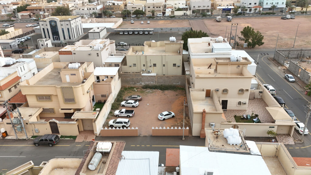 5-العقار عبارة عن أرض سكنية مسورة في حي المنتزة الشرقي بحائل