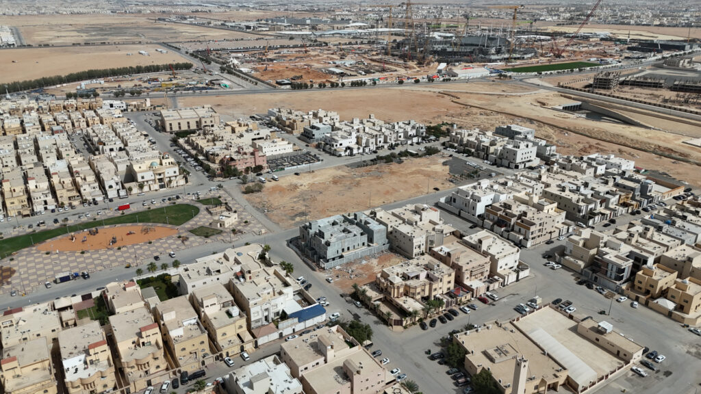 2- ارض سكنية قائم منها 3 واجهات بحي المعيزيلة بمدينة الرياض صك رقم /9468266904000000