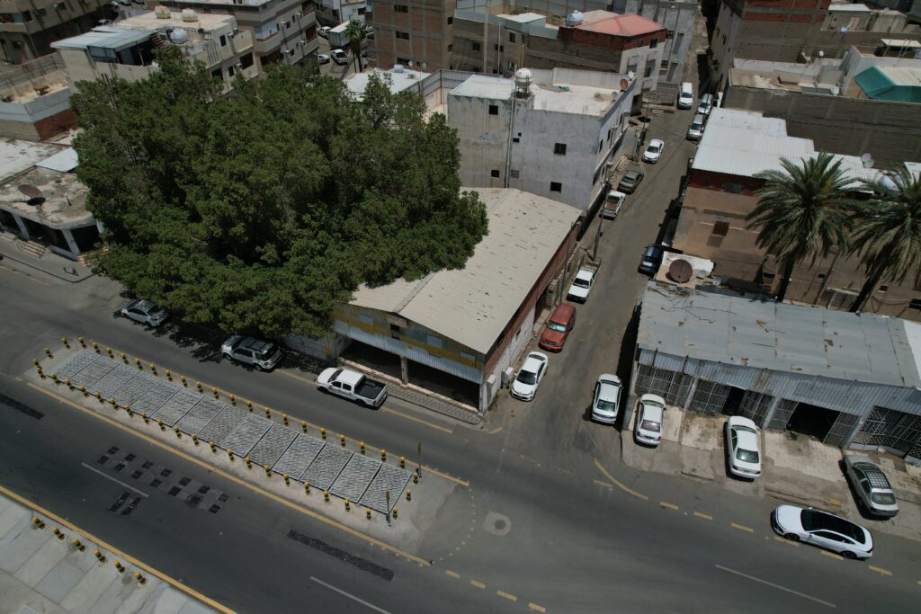 7-محلات تجارية ومستودع على شارع الحج