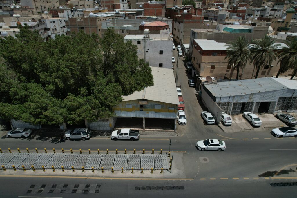 7-محلات تجارية ومستودع على شارع الحج
