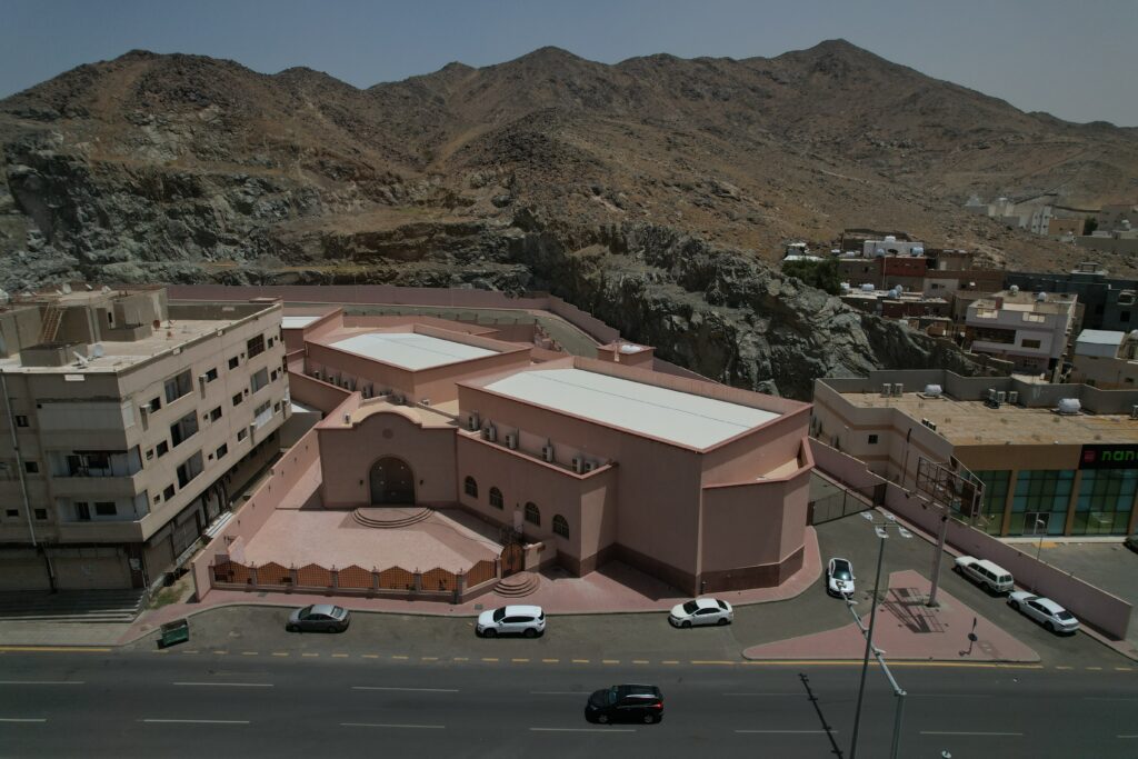 1-عمارة وقصر أفراح على شارع الحج