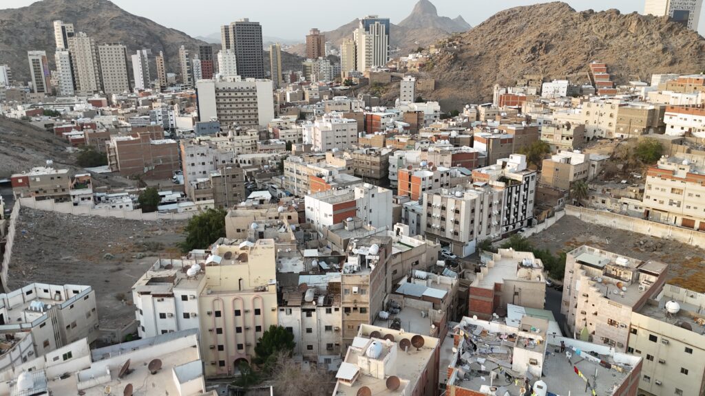 7-عمارة سكنية بحي بسفح جبل خندمة من محلة الباب بالملاوي بمساحة 134.3 م² في مدينة مكة المكرمة – العاصمة المقدسة