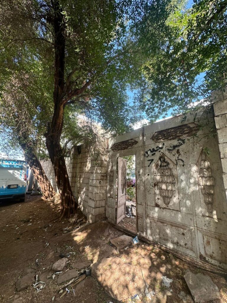12-أرض سكنية مسورة – العزيزية