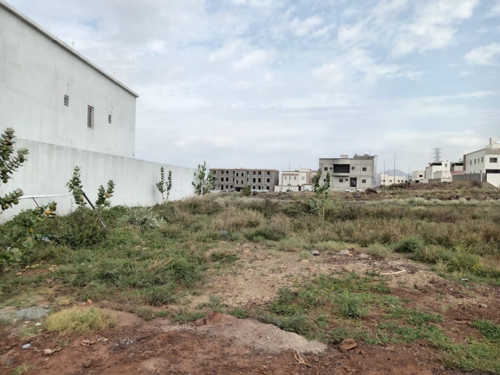 8- ارض سكنية بمساحة 735 م² في مدينة محايل عسير