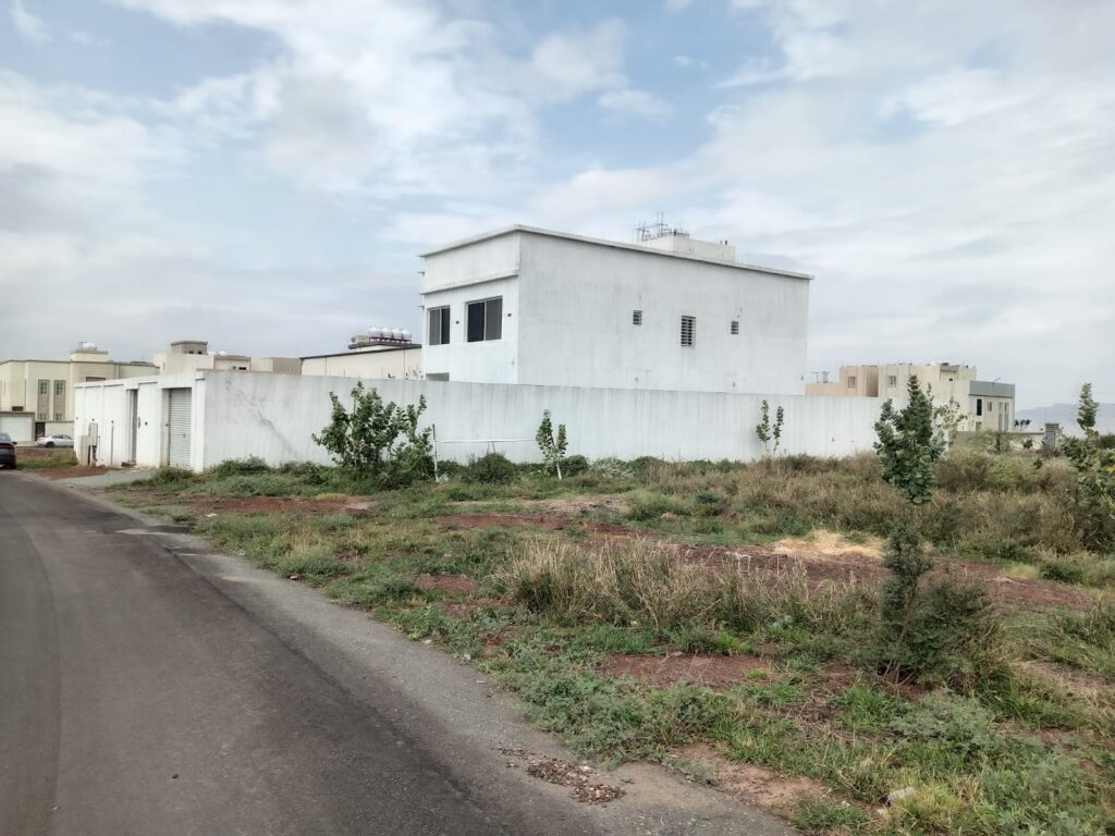 8- ارض سكنية بمساحة 735 م² في مدينة محايل عسير