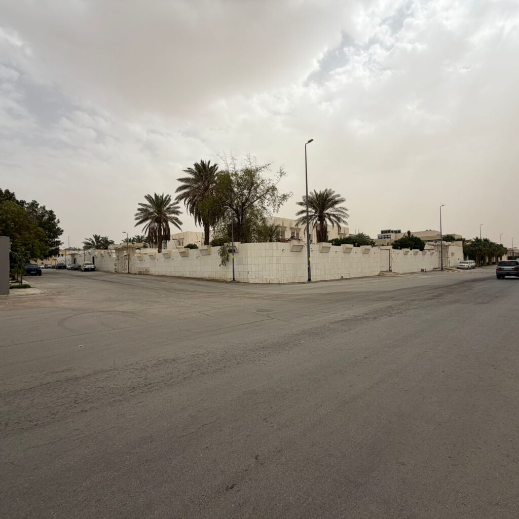 2- قصر سكني بحي المعذر الشمالي بمساحة 3850 م² في مدينة الرياض