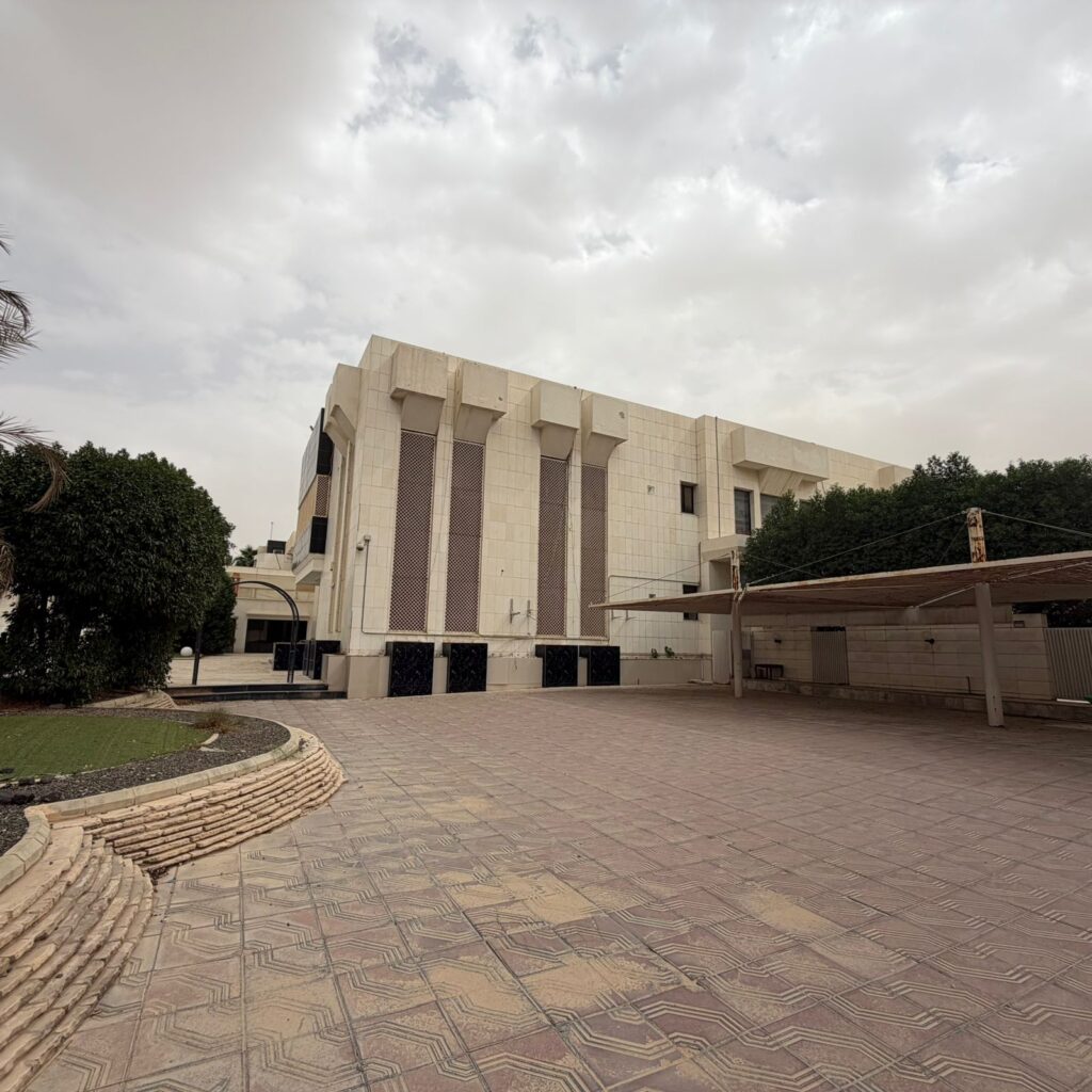 2- قصر سكني بحي المعذر الشمالي بمساحة 3850 م² في مدينة الرياض
