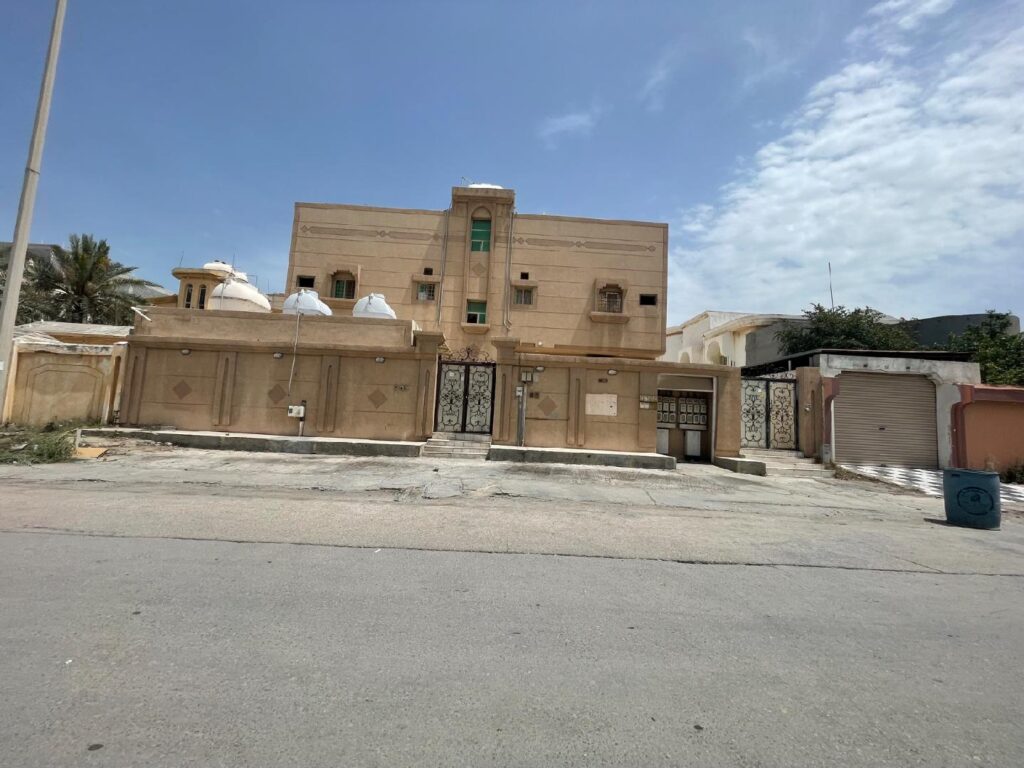 11-عمارة سكنية 735 بالقطيف بحي الروضة