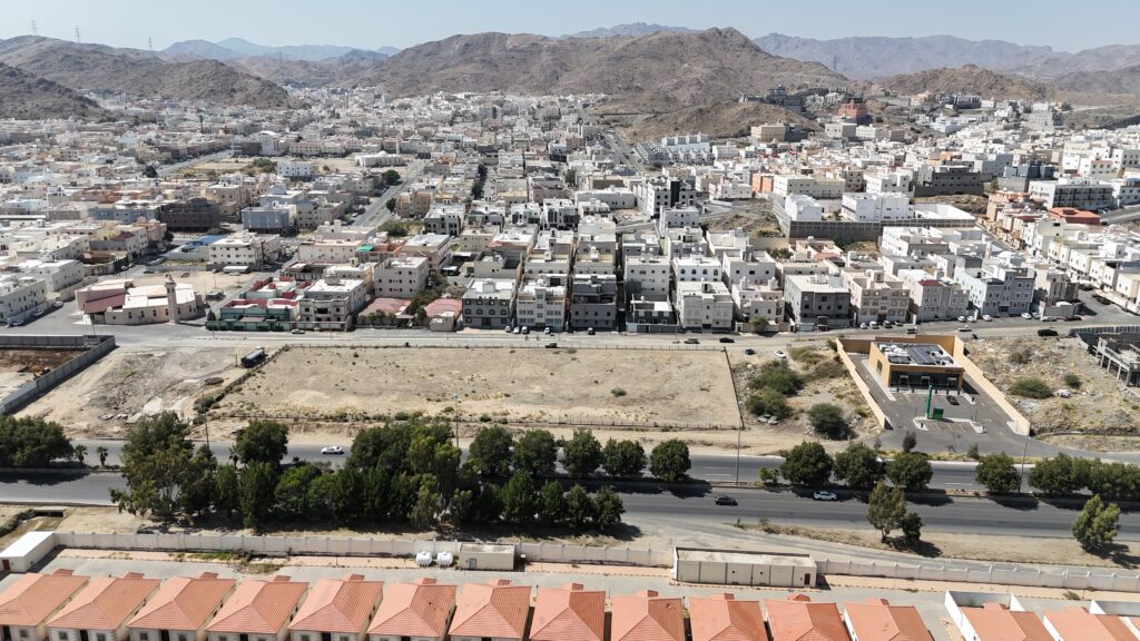 7-أرض سكنية تجارية بحي الكدى في الطائف