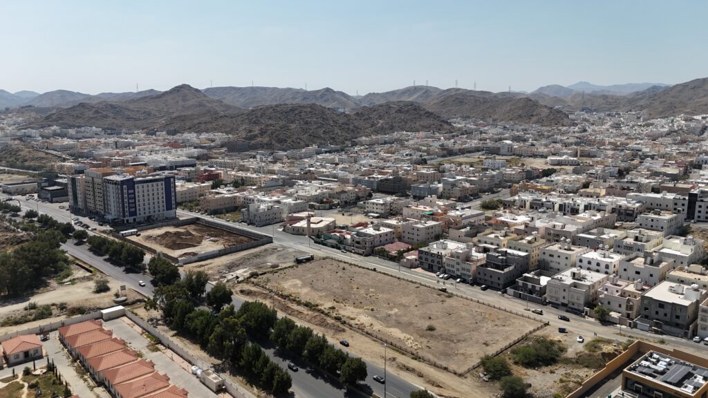 7-أرض سكنية تجارية بحي الكدى في الطائف
