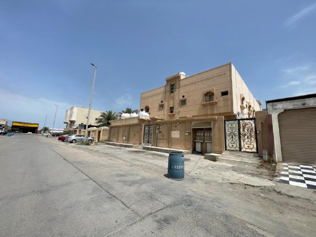 11-عمارة سكنية 735 بالقطيف بحي الروضة