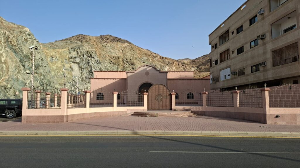 1-عمارة وقصر أفراح على شارع الحج