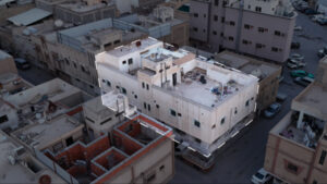 1-عمارة سكنية زاوية بحي المنفوحة