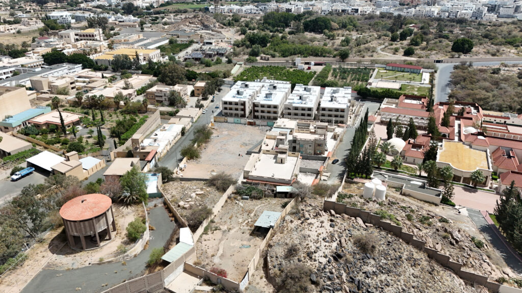3-أرض سكنية مسورة بمساحة 3.712 م ( الطائف – الخالدية )