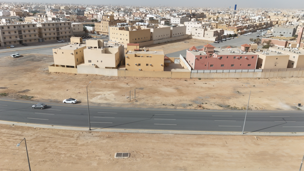 4-ارض سكنية تجارية بمساحة 1080م بحي ظهرة لبن