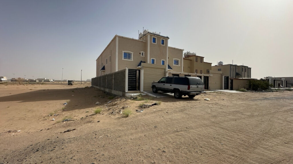 21-شقة سكنية في حي شرق المطار / ج بمساحة 220.11م قطعة رقم 534