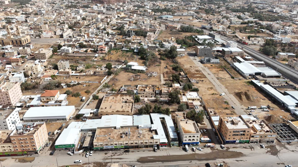 4-أرضين مقام عليهما عدة مباني بسكاكا السوق