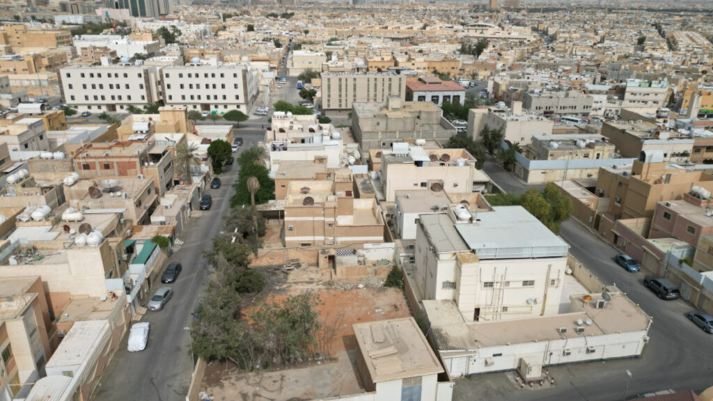 1-أرض مسورة